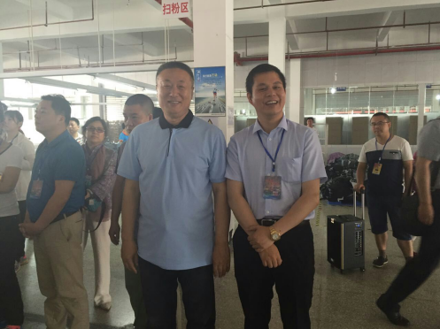 仟億達董事長鄭兩斌(右一)現(xiàn)場合影 仟億達董事長鄭兩斌(右一)現(xiàn)場合影