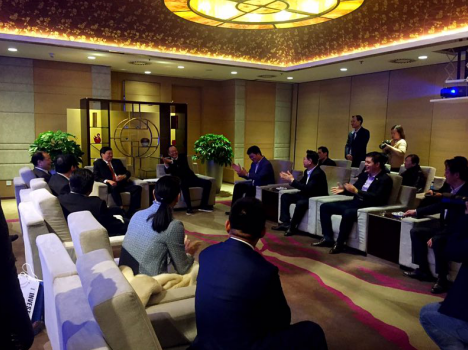 福州市市長(zhǎng)尤猛軍、副市長(zhǎng)胡振杰、北京福建商會(huì)會(huì)長(zhǎng)陳春玖與仟億達(dá)董事長(zhǎng)鄭兩斌 （右排左三）等進(jìn)行會(huì)談