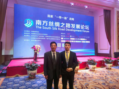 仟億達(dá)孫總（右）與國務(wù)院殊津貼專、區(qū)域經(jīng)濟(jì)與產(chǎn)業(yè)發(fā)展研究中心主任茶洪旺合影