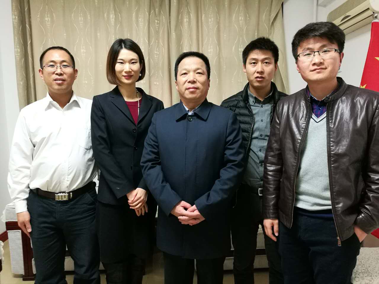 仟億達劉總(右一)與曲沃副縣長崔權(quán)利(左一)簽約現(xiàn)場 仟億達劉總(右一)與曲沃副縣長崔權(quán)利(左一)簽約現(xiàn)場