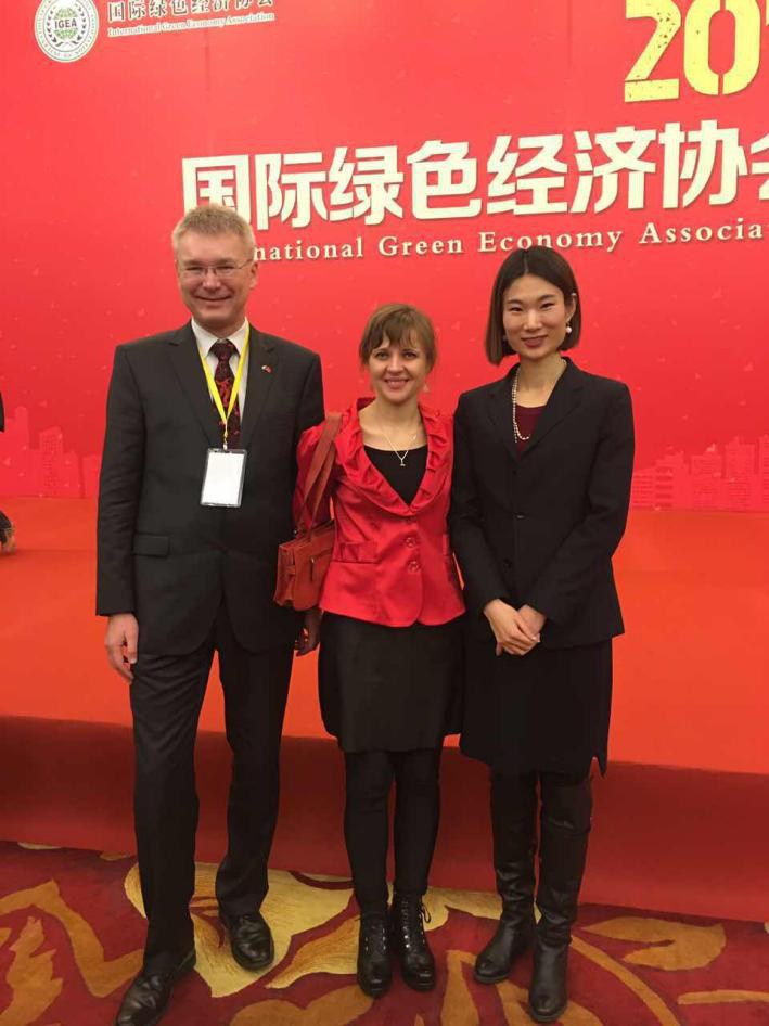  捷斯中合作協(xié)會監(jiān)事會員Rudolf Zachoval（左一）、Sarka Zhang（左二）與 仟億達(dá)劉總（右一）合影