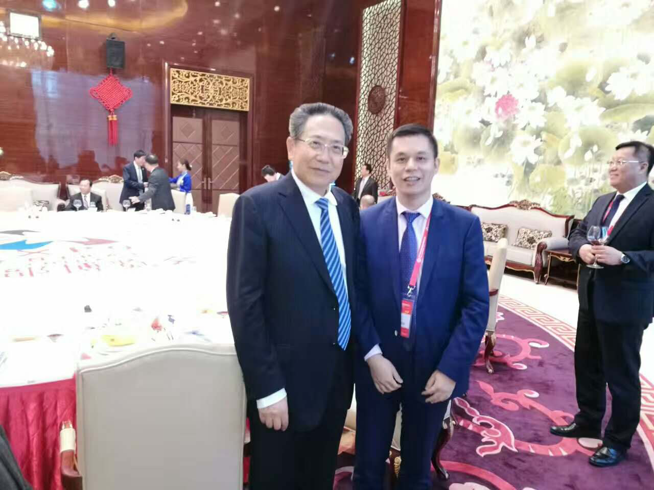 安徽省委書記、省人常委會(huì)主任李錦斌（左）仟億達(dá)集團(tuán)董事長(zhǎng)鄭兩斌（右）與合影留念