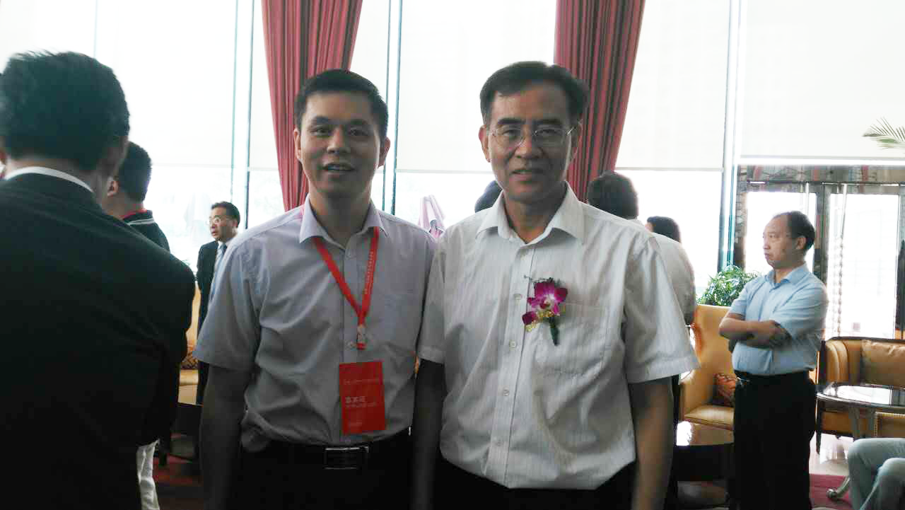 仟億達(dá)集團董事長鄭兩斌（左）與沈陽市副市長張景輝（右）