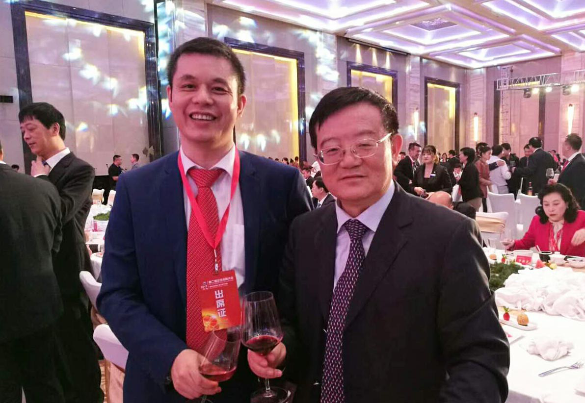 全國(guó)工商聯(lián)黨組書(shū)記、常務(wù)副主席徐樂(lè)江（右）與仟億達(dá)集團(tuán)董事長(zhǎng)鄭兩斌（左）
