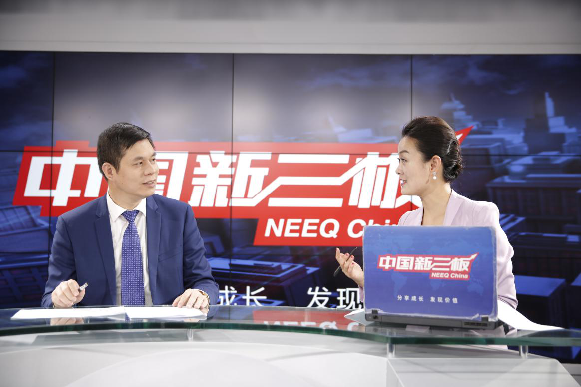 仟億達集團董事長鄭兩斌先生與主持人對話現場 仟億達集團董事長鄭兩斌先生與主持人對話現場