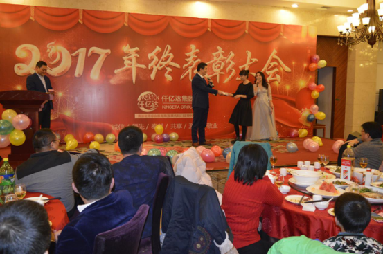 董事長鄭兩斌先生抽取、頒發(fā)終級幸運獎