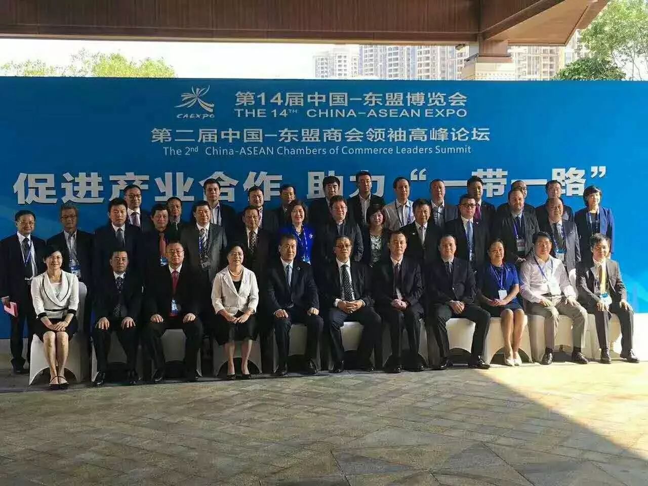 全國工商聯(lián)副主席黃榮(首排右5)、廣西壯族自治區(qū)副主席陳剛(首排右6)與仟億達集團董事長鄭兩斌(三排左3)等嘉賓合影