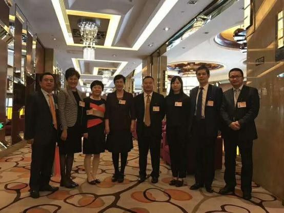 任市工商業(yè)聯(lián)合會主席燕瑛(左4)與仟億達集團董事長鄭兩斌(右2)等合影 0 (2)