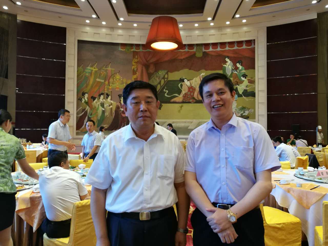 仟億達(dá)831999董事長鄭兩斌應(yīng)邀參加民營企業(yè)助推山西轉(zhuǎn)型發(fā)展會(huì) 仟億達(dá)831999董事長鄭兩斌應(yīng)邀參加民營企業(yè)助推山西轉(zhuǎn)型發(fā)展會(huì)